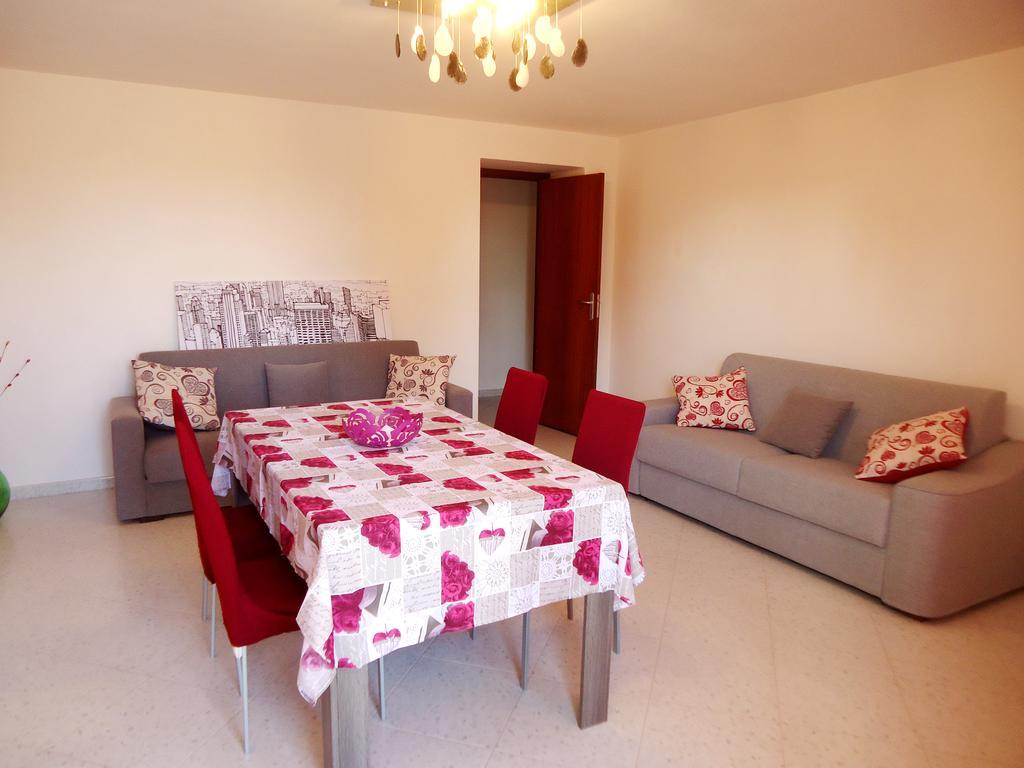 Sole E Fiori Di Sicilia Apartment วาลเดอรีส ภายนอก รูปภาพ