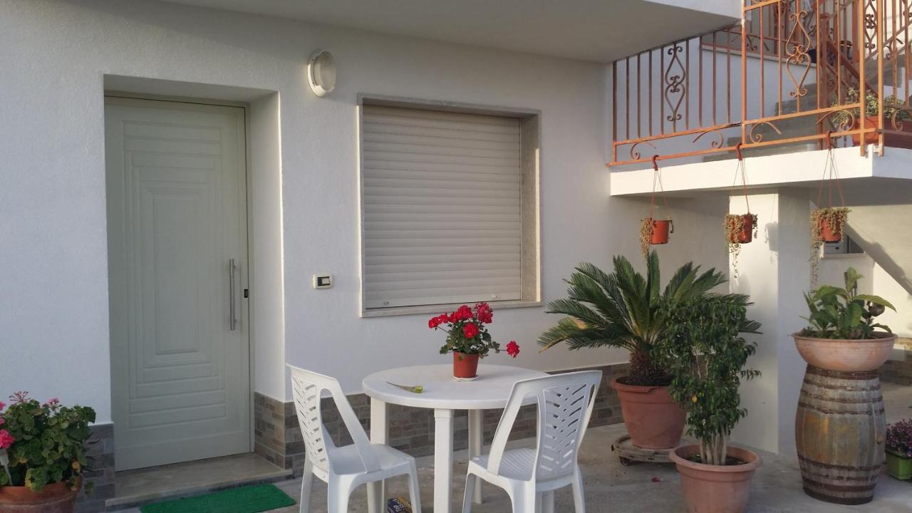 Sole E Fiori Di Sicilia Apartment วาลเดอรีส ภายนอก รูปภาพ